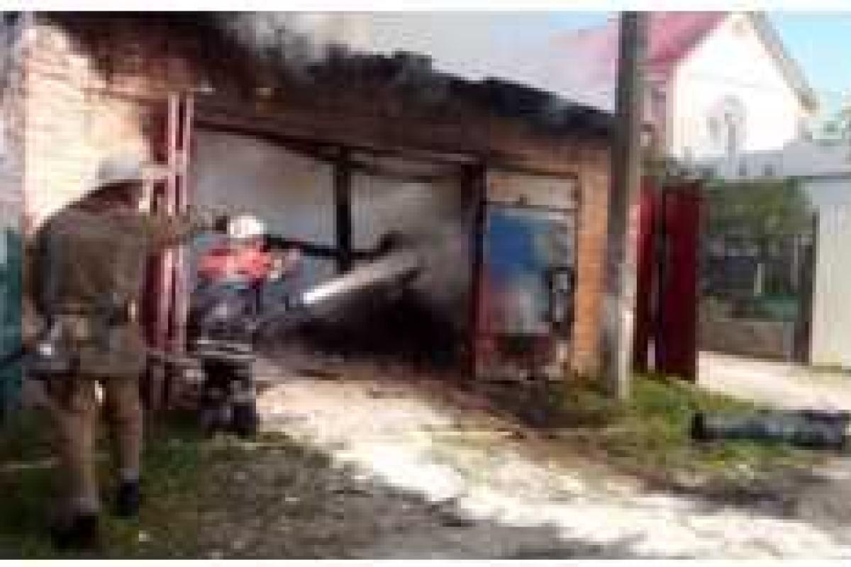 В Киевской области из-за пожара едва не взорвался гараж