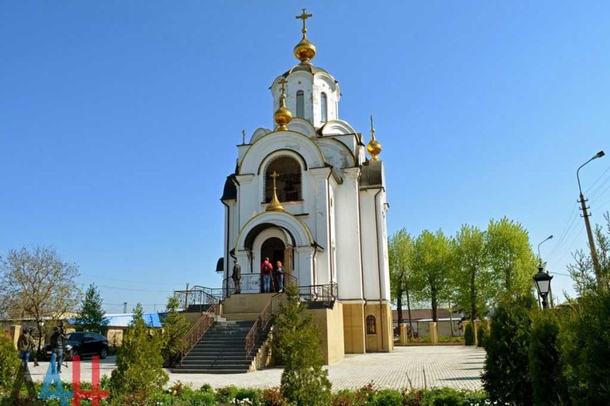 В Еленовке прошла панихида по жертвам обстрела