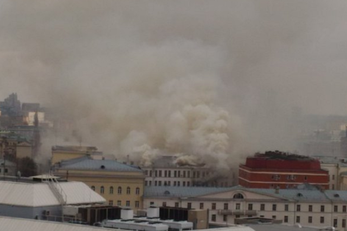 Над пылающим зданием Минобороны России проявился знакомый образ - соцсети Над пылающим зданием Минобороны России проявился знакомый образ - соцсети