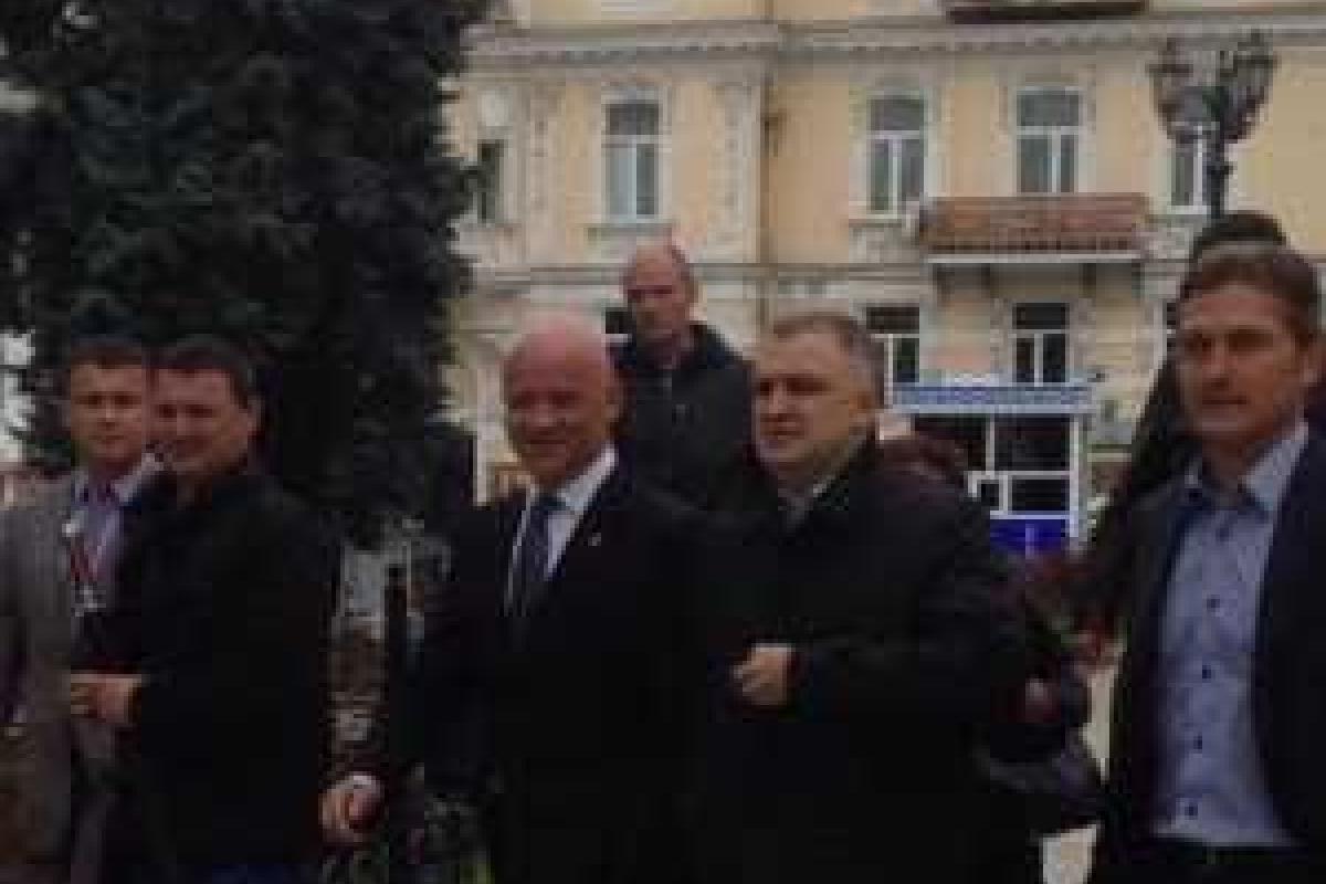 Труханов в окружении телохранителей появился в мэрии Одессы