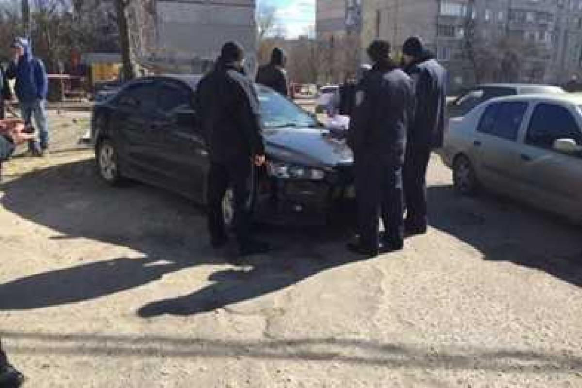 Патрульные задержали двух харьковчан с оружием и наркотиками в машине  Патрульные задержали двух харьковчан с оружием и наркотиками в машине