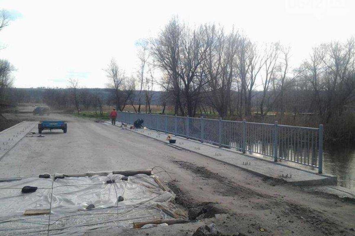 В Луганской области заканчивают ремонт моста через реку Айдар В Луганской области заканчивают ремонт моста через реку Айдар