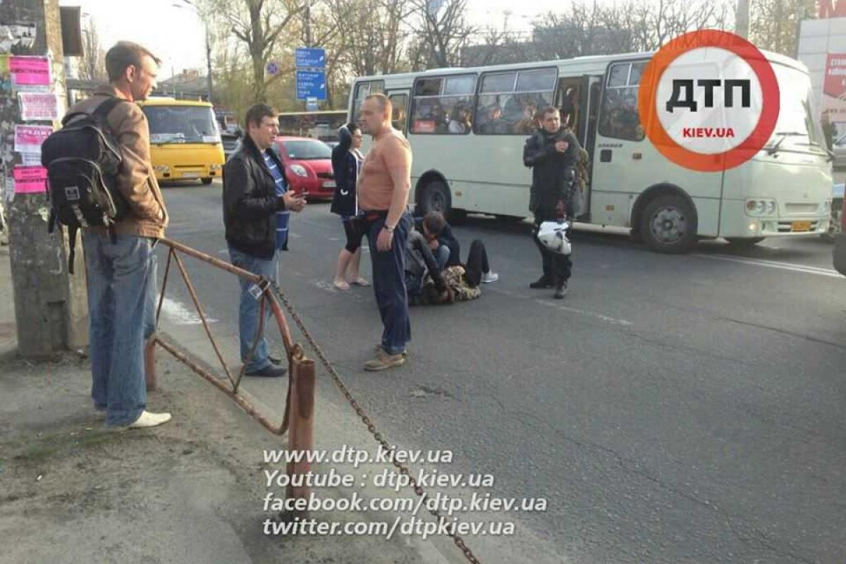 В Киеве на пешеходном переходе сбили беременную женщину В Киеве на пешеходном переходе сбили беременную женщину