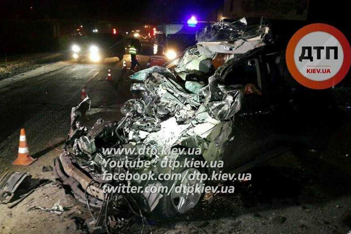 В Киеве авто врезалось в мусоровоз: погибли двое парней В Киеве авто врезалось в мусоровоз: погибли двое парней