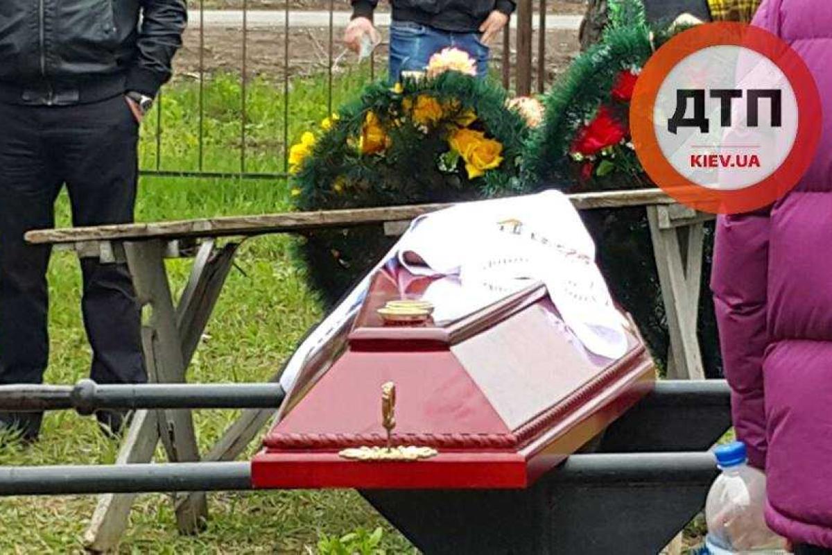 Под Киевом похоронили мальчика, которого переехала женщина на Lexus Под Киевом похоронили мальчика, которого переехала женщина на Lexus