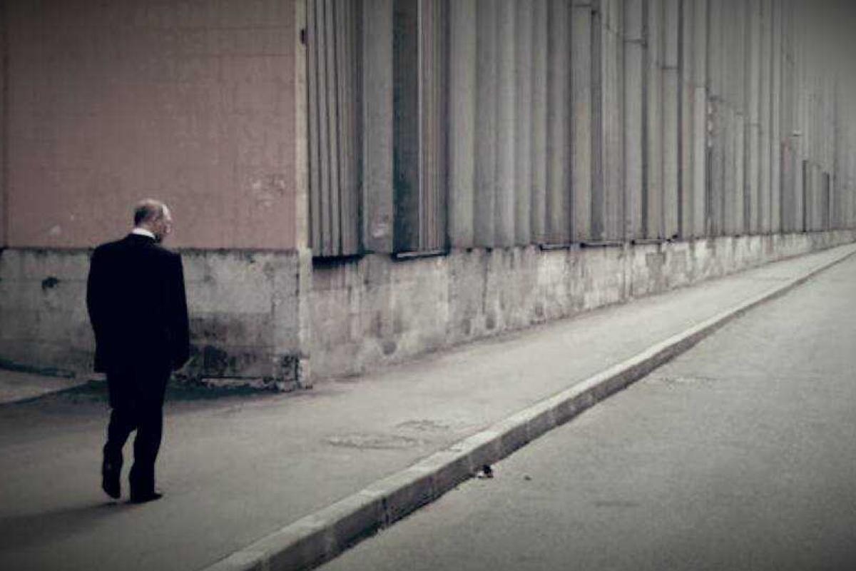 Политолог прокомментировал фото одиноко гуляющего по Москве Путина: "В этом жутком кадре вся суть России" Политолог прокомментировал фото одиноко гуляющего по Москве Путина: "В этом жутком кадре вся суть России"