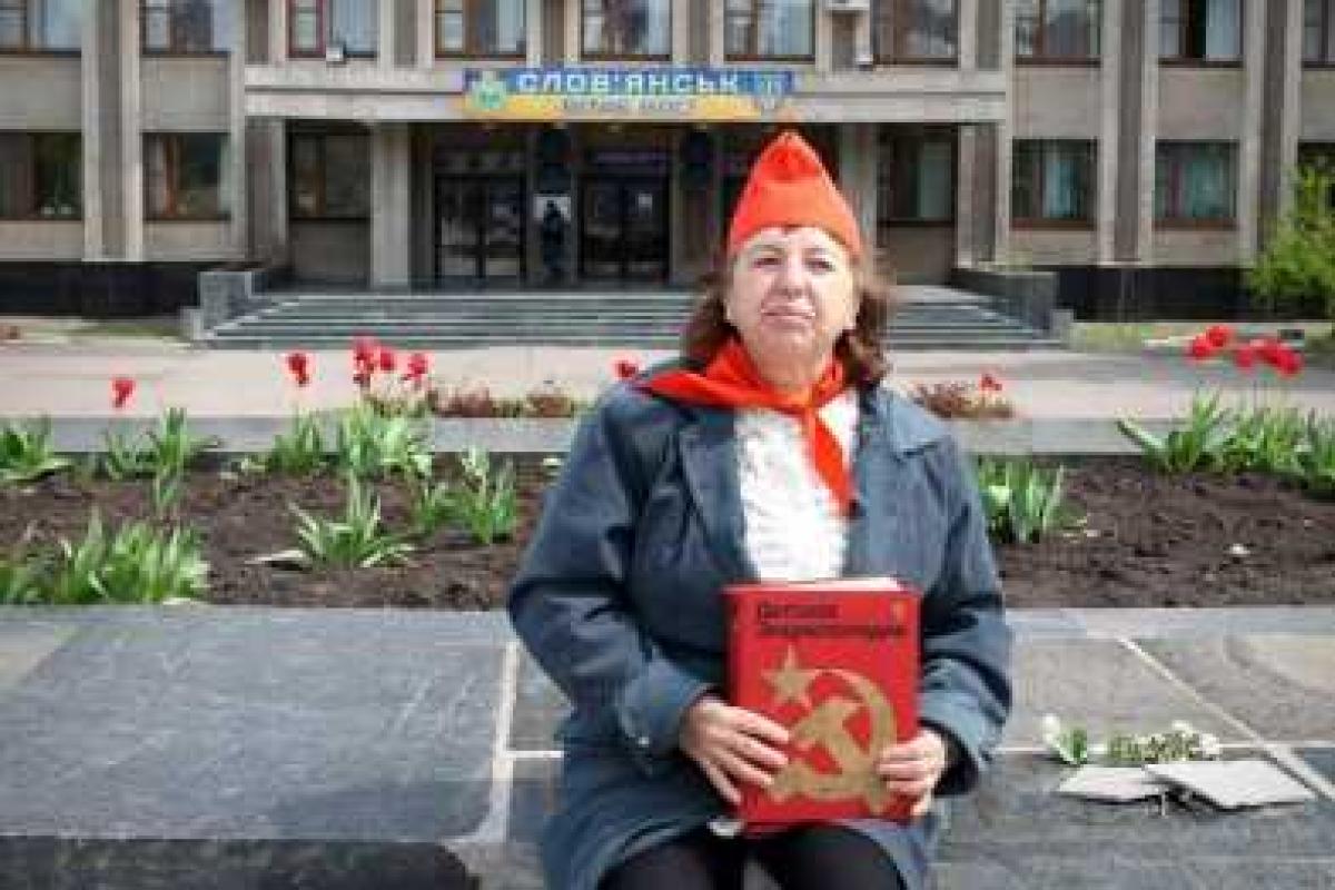Славянск сейчас: "вечная пионерка" баба Люба празднует на площади день рождения Ленина 