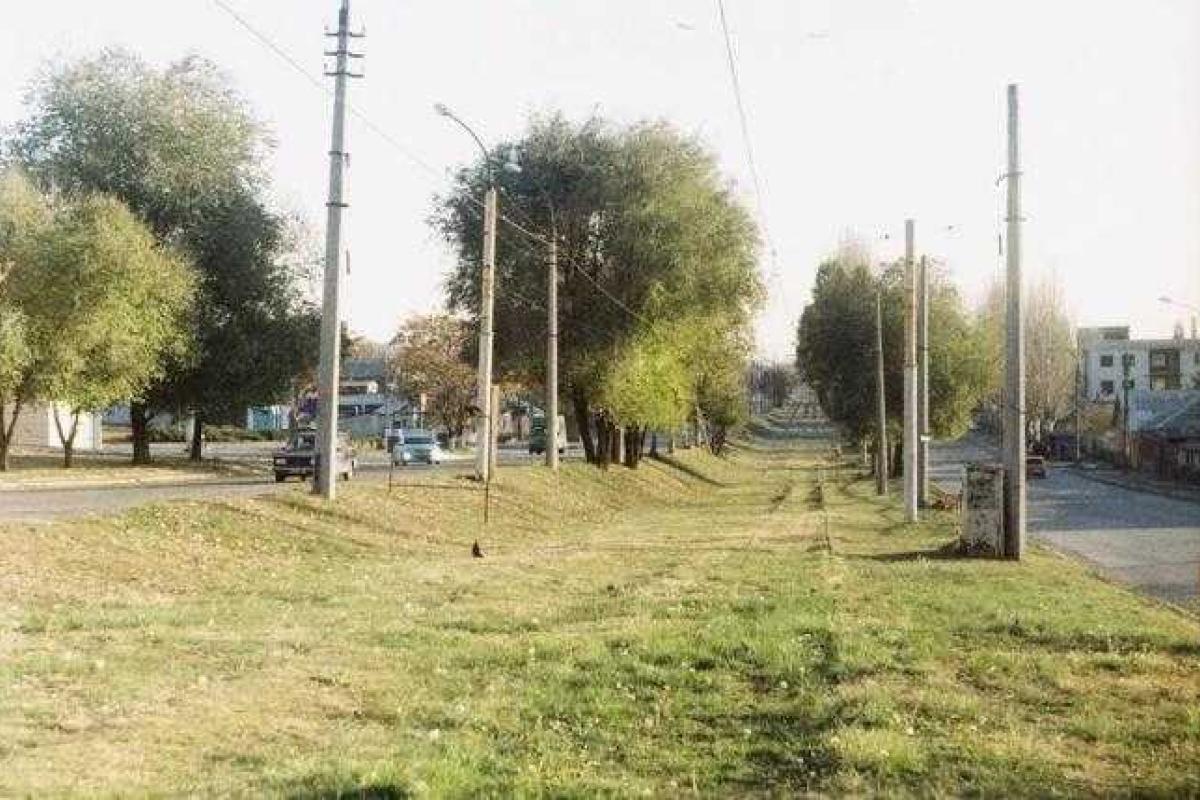 Луганчане "радуются": вместо трамвайных рельс теперь красивая зеленая аллея Луганчане "радуются": вместо трамвайных рельс теперь красивая зеленая аллея