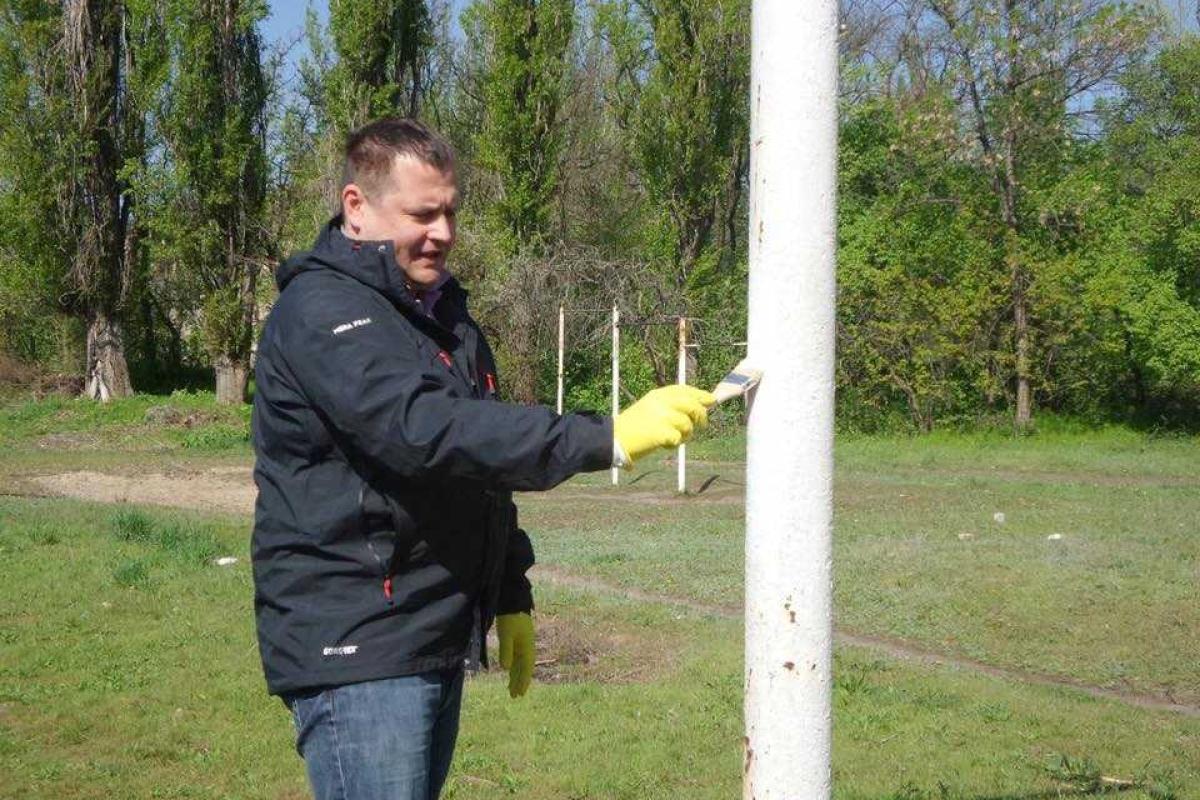 Мэр Днепропетровска Борис Филатов "попиарился" на покраске футбольных ворот Мэр Днепропетровска Борис Филатов "попиарился" на покраске футбольных ворот