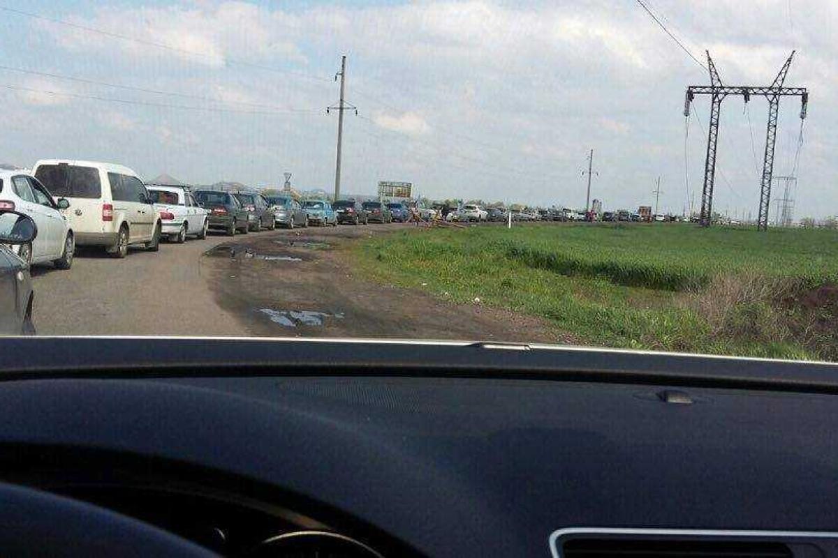 На блокпостах в зоне АТО огромные очереди: сегодня рекомендуется отложить поездку На блокпостах в зоне АТО огромные очереди: сегодня рекомендуется отложить поездку