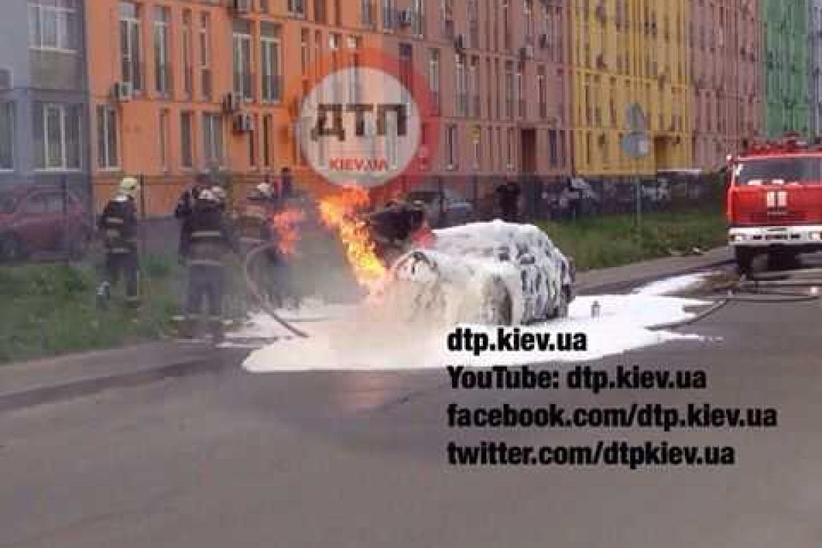 В Киеве сгорела Волга, обошлось без жертв В Киеве сгорела Волга, обошлось без жертв
