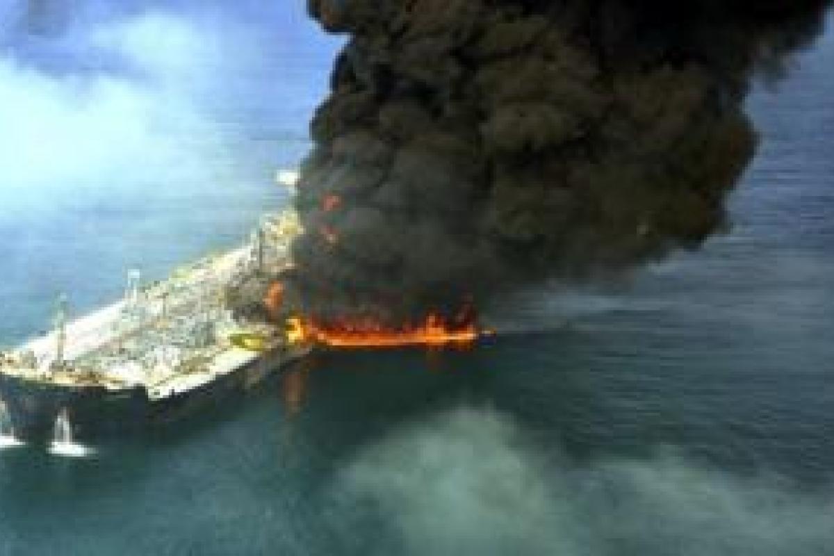 На пылающем в Каспийском море российском танкере погиб человек