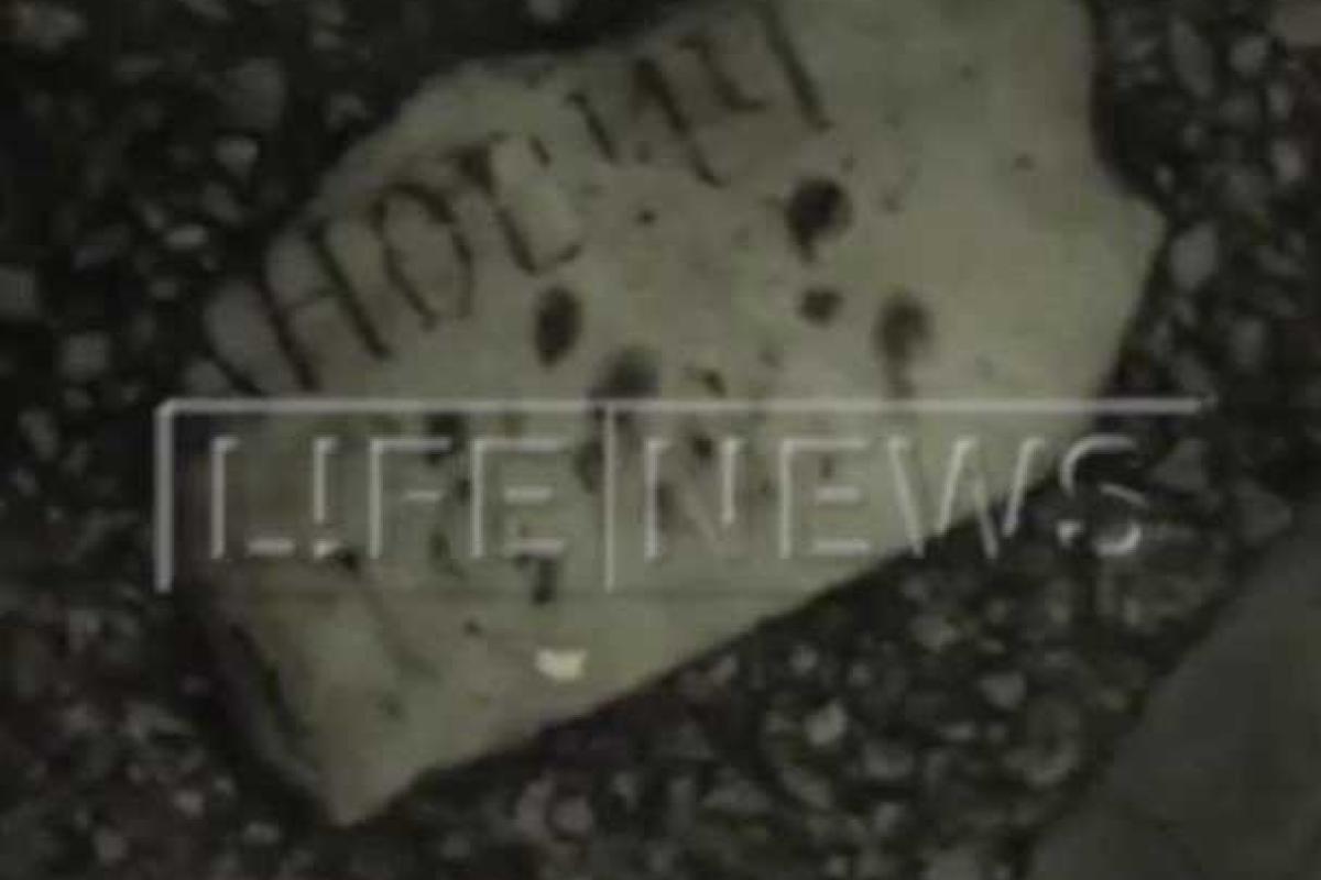 В Петербурге в пожарной части пол выложили могильными плитами с именами покойников