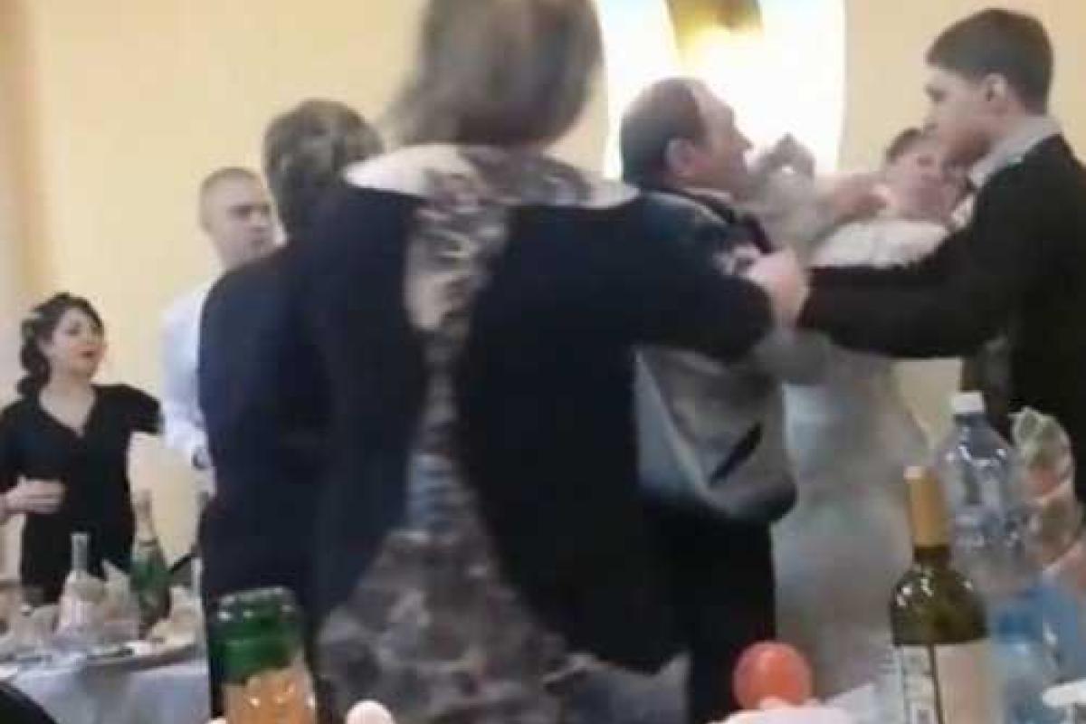 Отец жениха прямо на свадьбе избил невесту за показанный средний палец (18+)