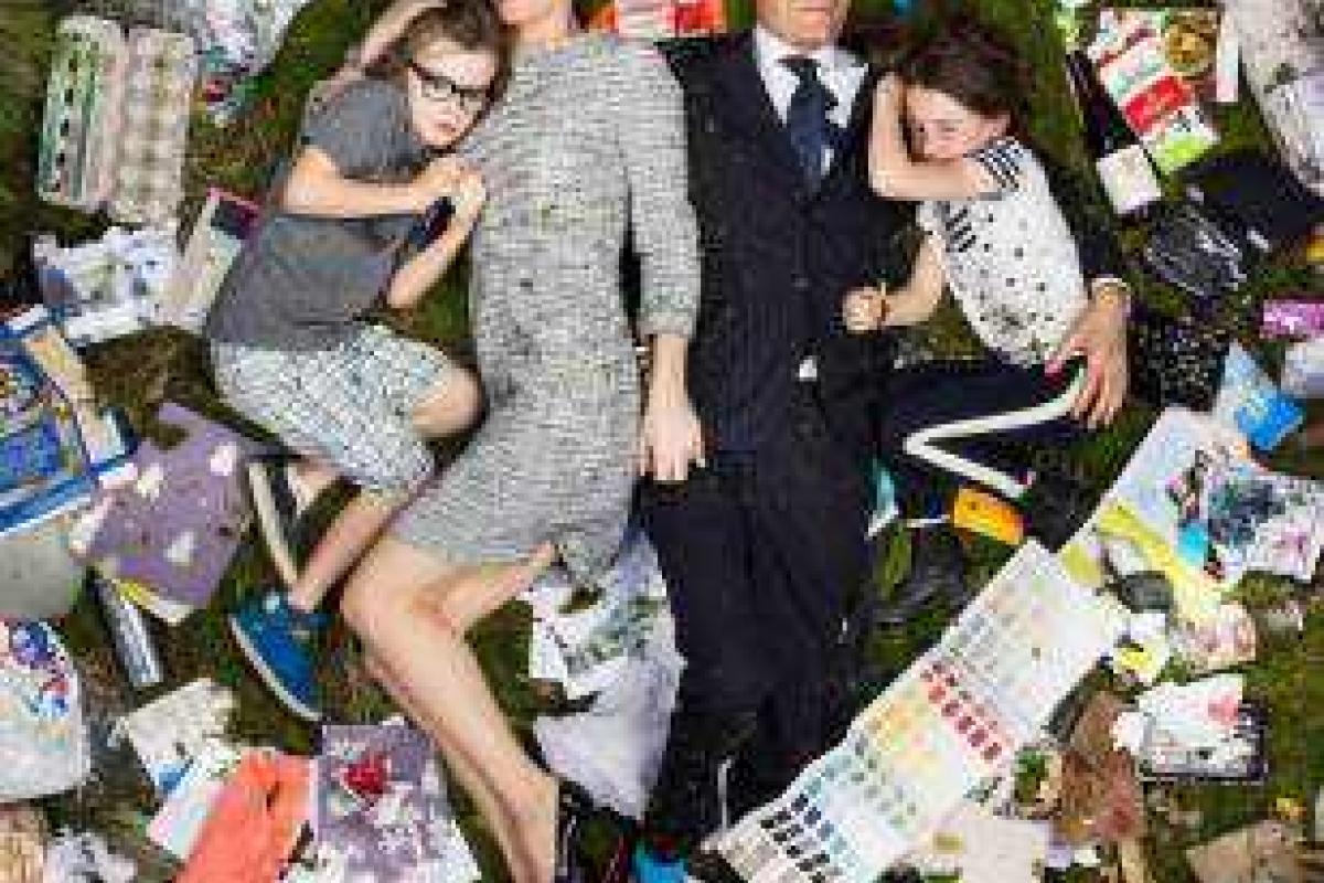 Новое модное "селфи": люди фотографируются на фоне мусора