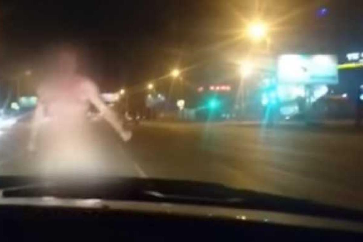 В Челябинске голый мужчина напал на автомобиль такси. Опубликовано видео