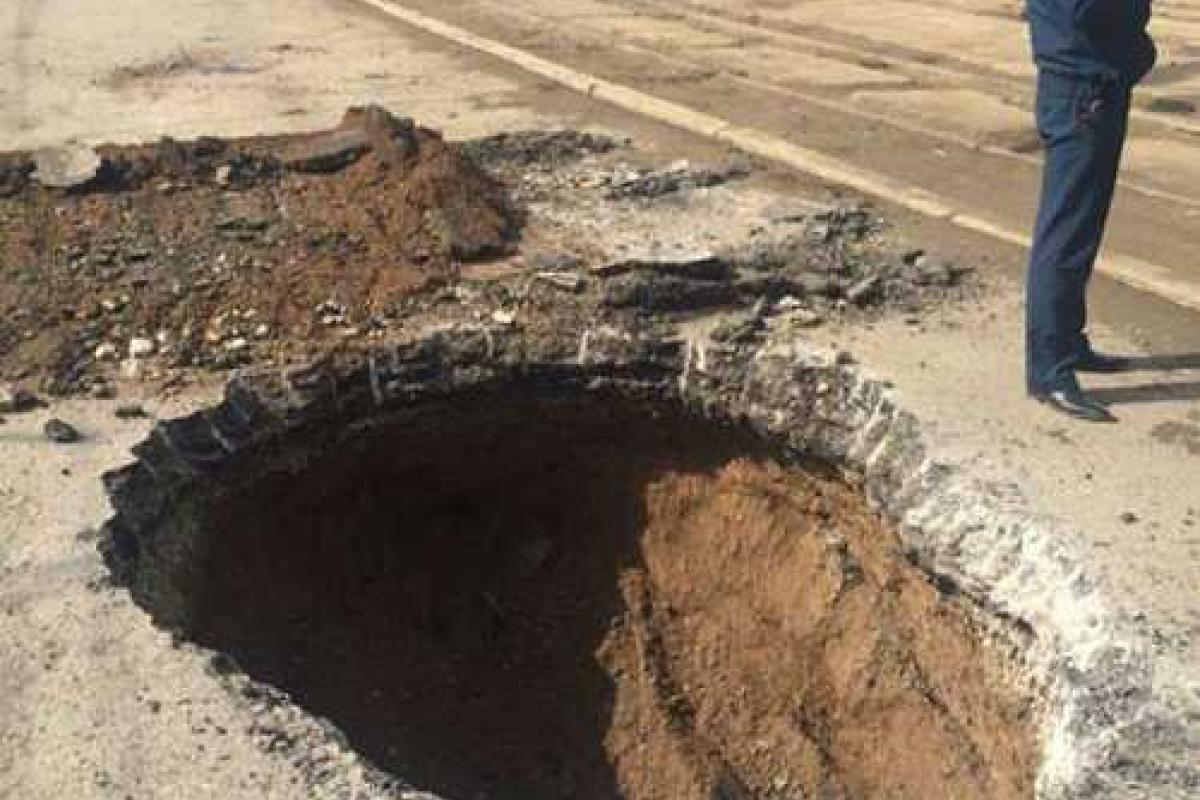 В Уфе на проезжей части провалился асфальт 