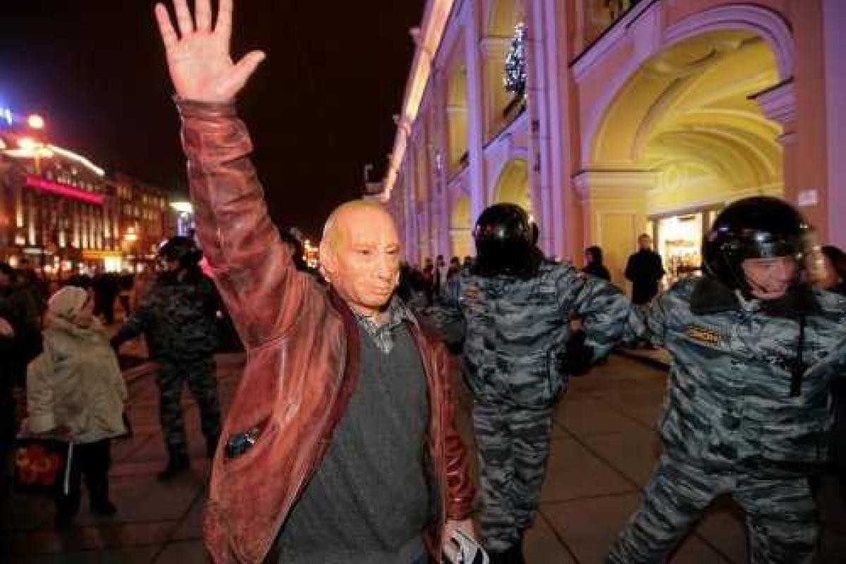 В Москве задержали активистов в масках Путина 