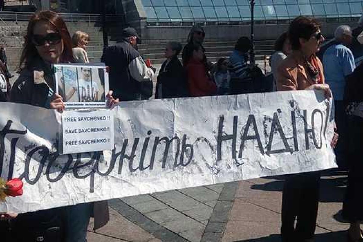 В столице сотни людей вышли поддержать Надежду Савченко В столице сотни людей вышли поддержать Надежду Савченко