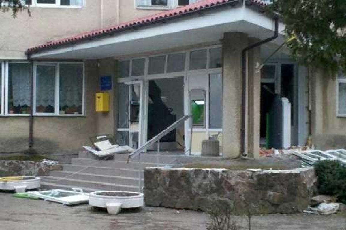 В Ивано-Франковской области снова подорвали банкомат в больнице В Ивано-Франковской области снова подорвали банкомат в больнице