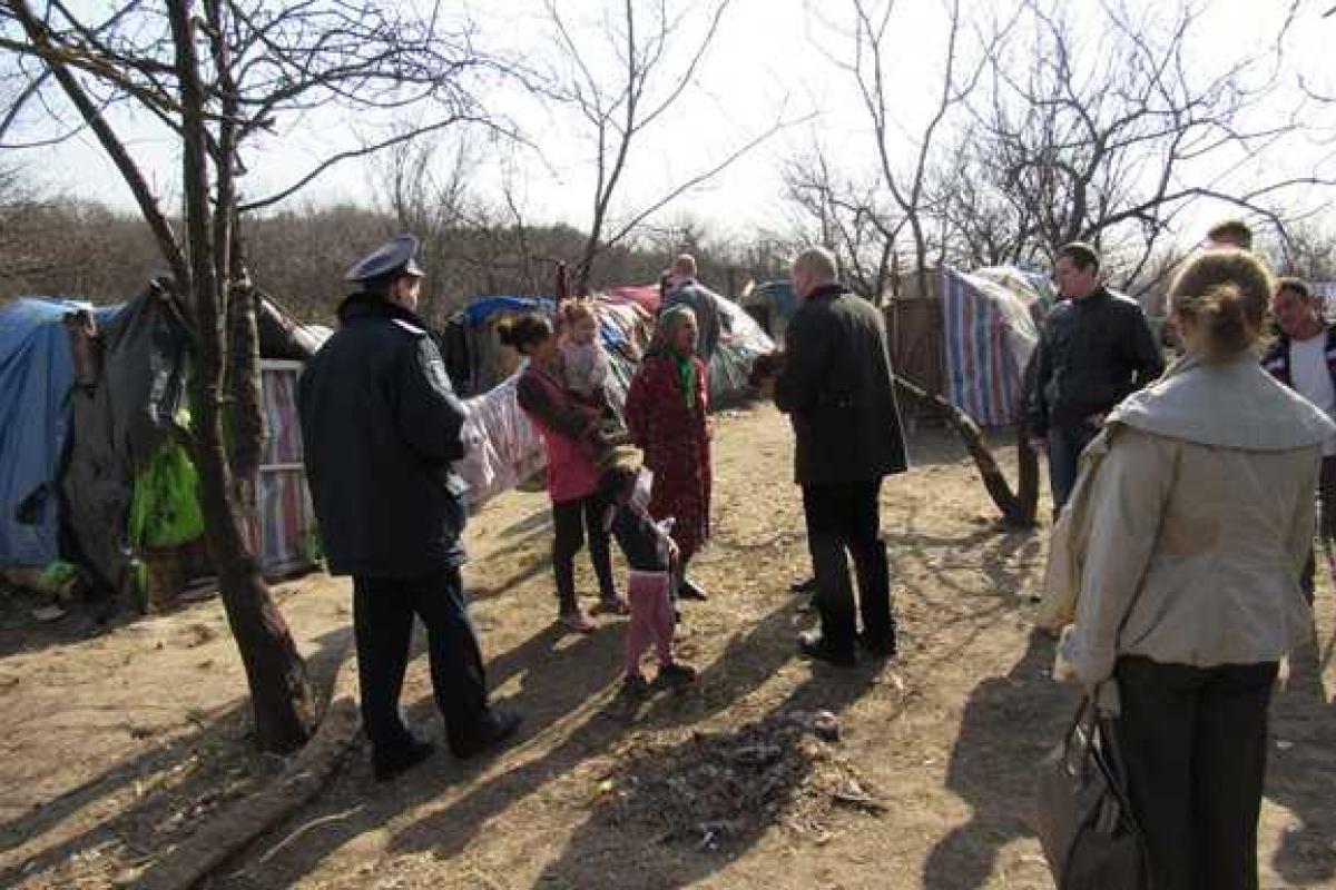 В Киеве на Лысой горе поселился цыганский табор В Киеве на Лысой горе поселился цыганский табор