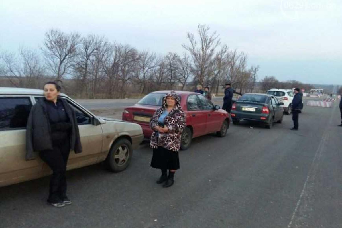 По направлению в Мариуполь люди остались ночевать на "нулевом" километре