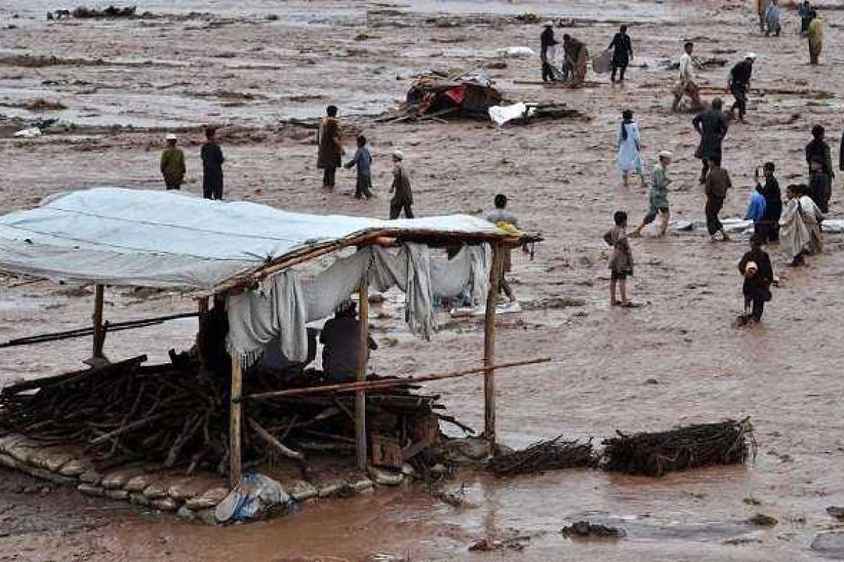 Вследствие разрушительного наводнения в Пакистане погибло уже 70 человек