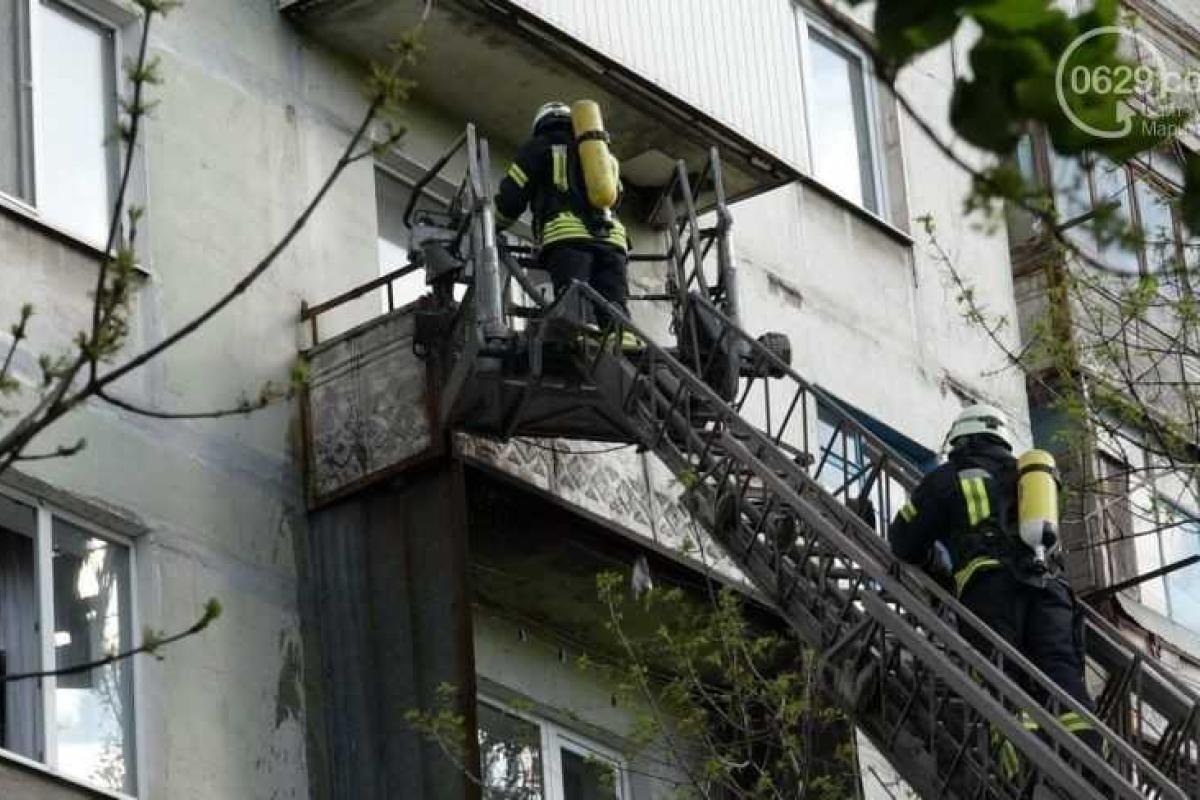 В Мариуполе загорелся балкон, жертв нет