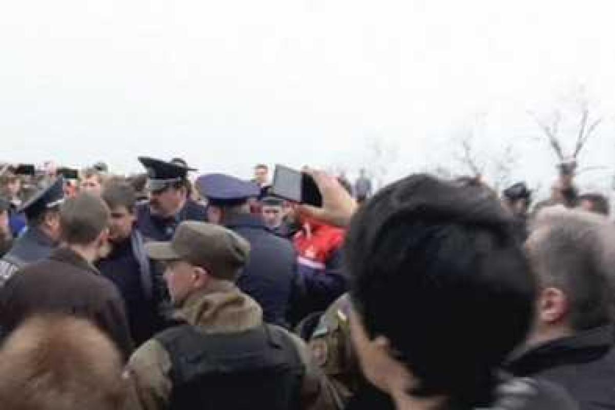 В Одессе произошла еще одна драка во время возложения цветов на Аллее Славы В Одессе произошла еще одна драка во время возложения цветов на Аллее Славы