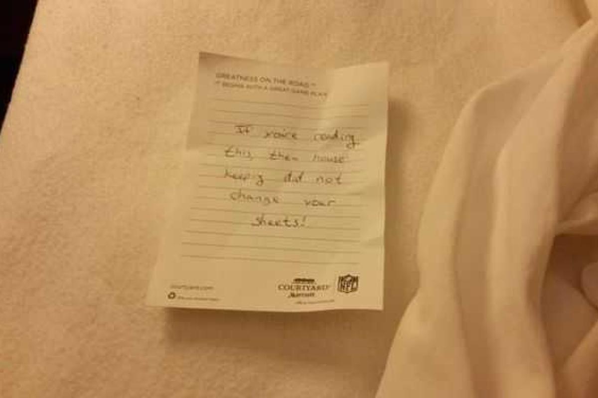 Гость отеля нашел в кровати записку, которая его шокировала