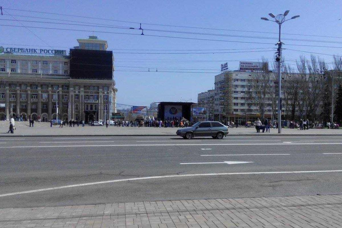 В Донецке празднуют годовщину фейковой "республики": людей свезли автобусами, расходящихся гонят обратно на площадь В Донецке празднуют годовщину фейковой "республики": людей свезли автобусами, расходящихся гонят обратно на площадь