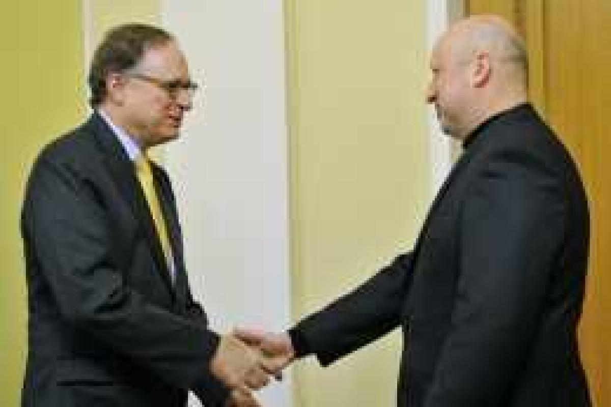 Турчинов встретился с Заместителем Генсека НАТО Александером Вершбоу Турчинов встретился с Заместителем Генсека НАТО Александером Вершбоу