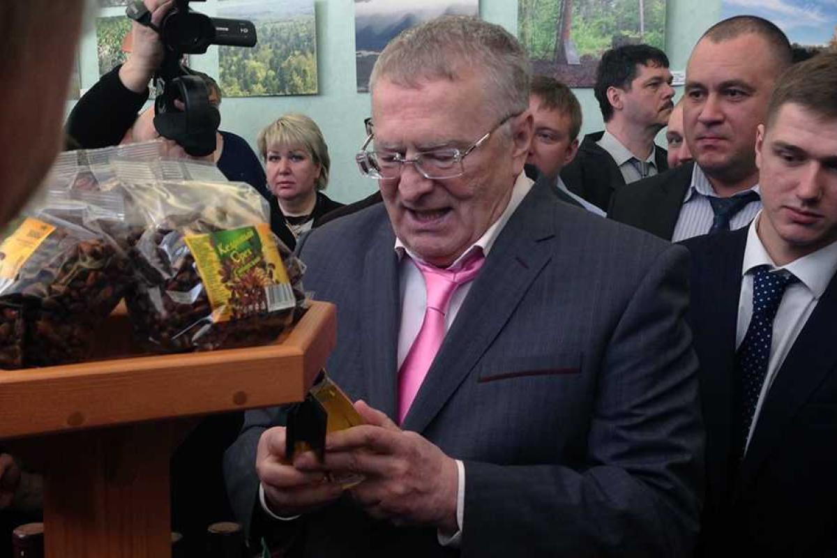 Жириновский отличился на выставке в Госдуме, набрав несколько пакетов бесплатных продуктов