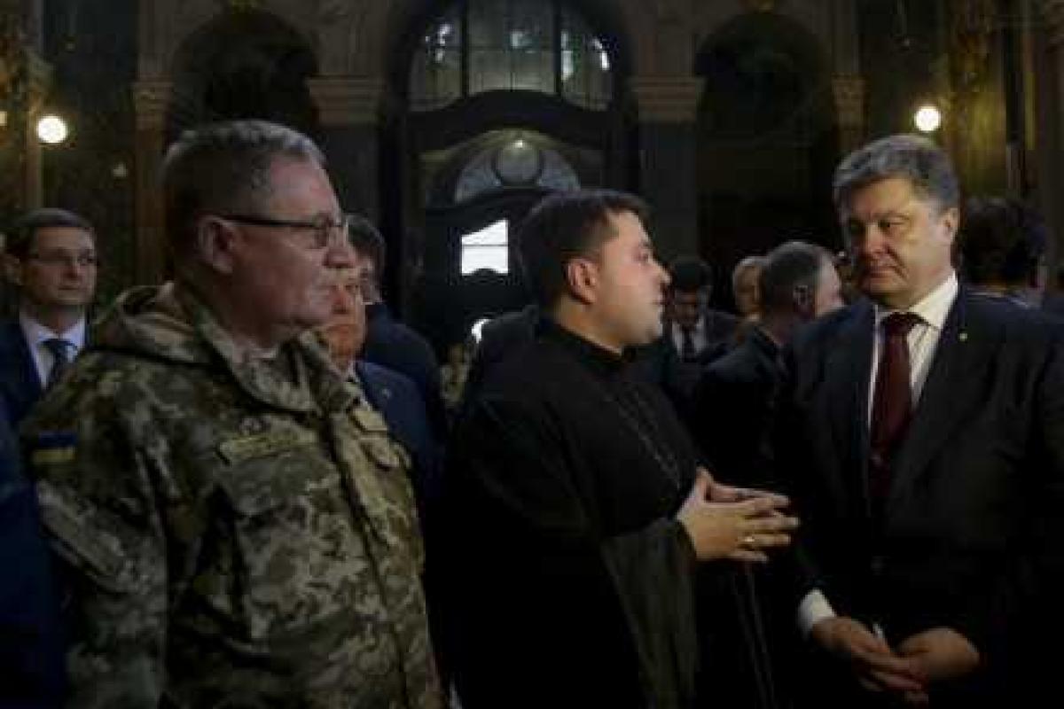 Порошенко помолился за Украину во львовском храме святых апостолов Петра и Павла Порошенко помолился за Украину во львовском храме святых апостолов Петра и Павла