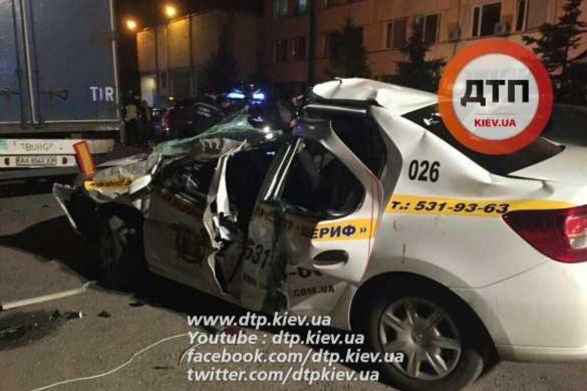 В Киеве авто охранной фирмы влетело под фуру: водитель погиб, пассажир в реанимации В Киеве авто охранной фирмы влетело под фуру: водитель погиб, пассажир в реанимации