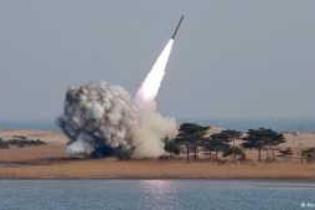 КНДР запустила очередную баллистическую ракету: снаряд упал в Японское море