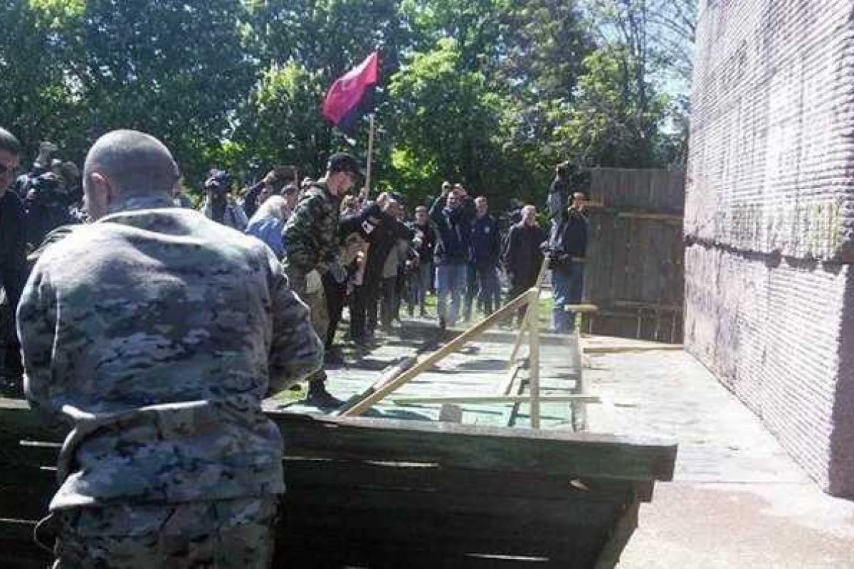 В Киеве правые активисты начали сносить памятник чекистам В Киеве правые активисты начали сносить памятник чекистам