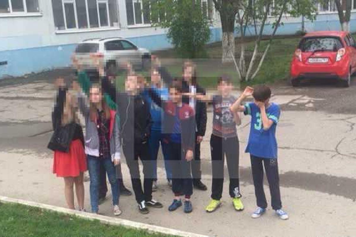 Ростовские школьники решили поздравить Гитлера с днем рождения: фото "зигующих" учеников попало в сеть