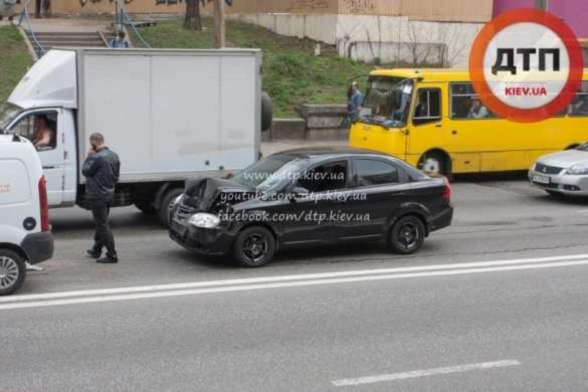 Масштабное ДТП в Киеве: водитель "Шевроле" разбил 4 авто Масштабное ДТП в Киеве: водитель "Шевроле" разбил 4 авто