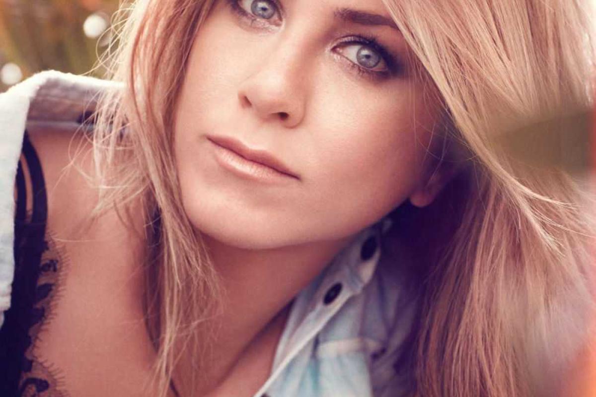 Названа красивейшая женщина мира по версии журнала People