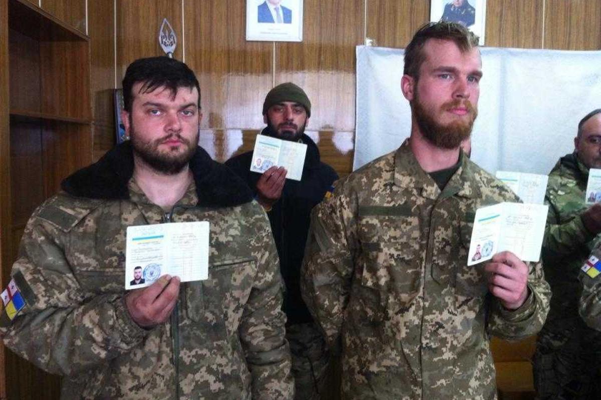 "С вами правда": американцы получили украинские военные билеты и будут воевать на Донбассе