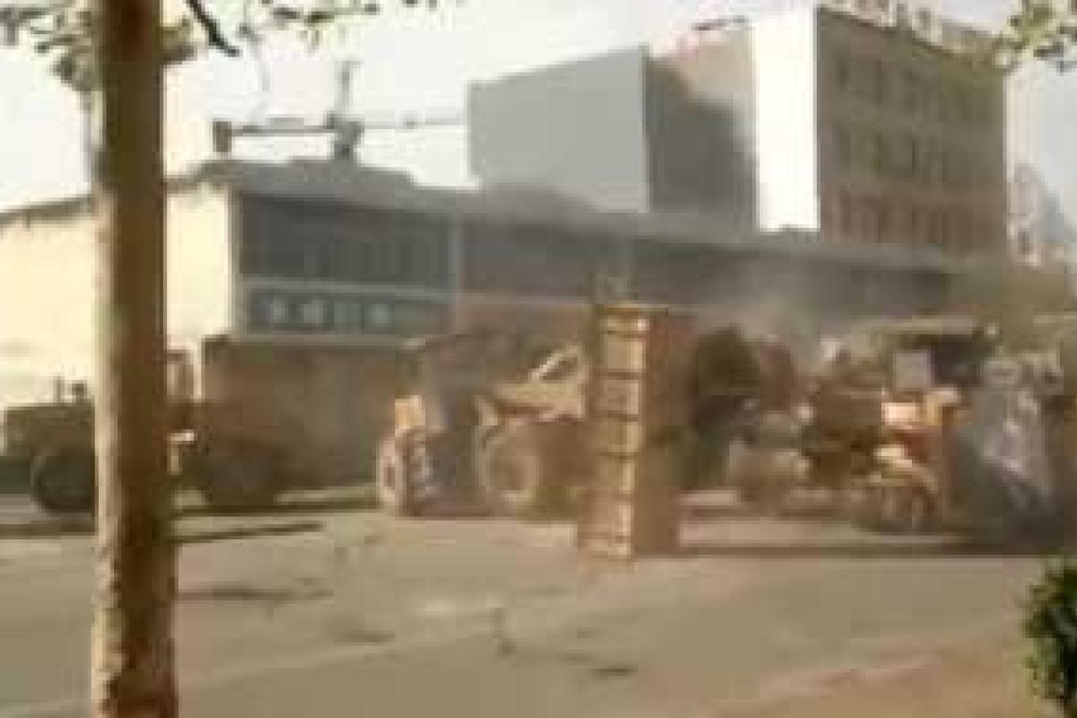 ​В Китае фирмы-конкуренты устроили массовое побоище на экскаваторах прямо посреди улицы