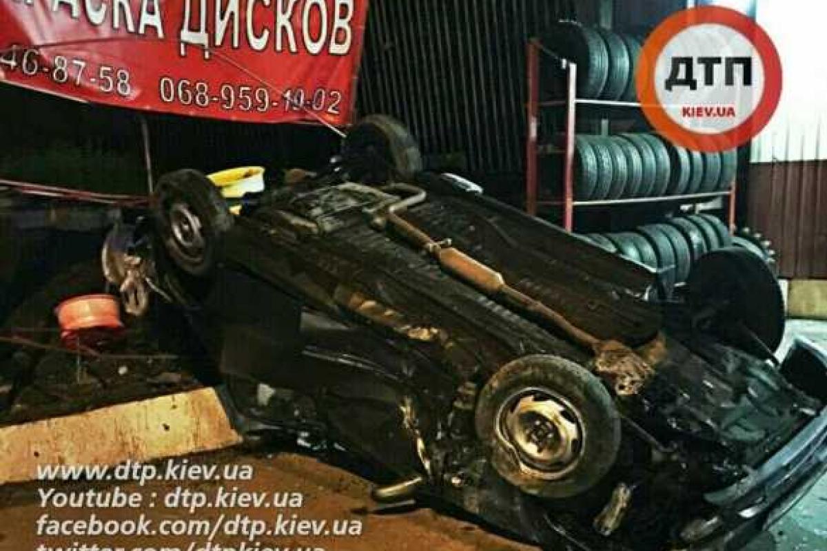 ДТП в Киеве: пьяный водитель иномарки на крыше приехал в шиномонтаж ДТП в Киеве: пьяный водитель иномарки на крыше приехал в шиномонтаж