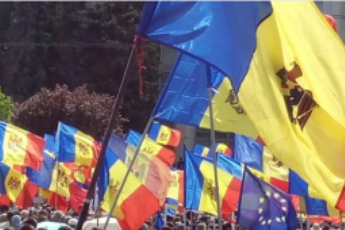 Обстановка в Кишиневе накаляется: митингующие прорвали полицейский кордон, Дом правительства в осаде