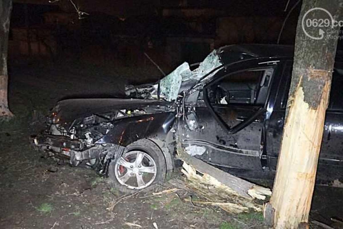 В Мариуполе автомобиль влетел в дерево: водитель в больнице В Мариуполе автомобиль влетел в дерево: водитель в больнице