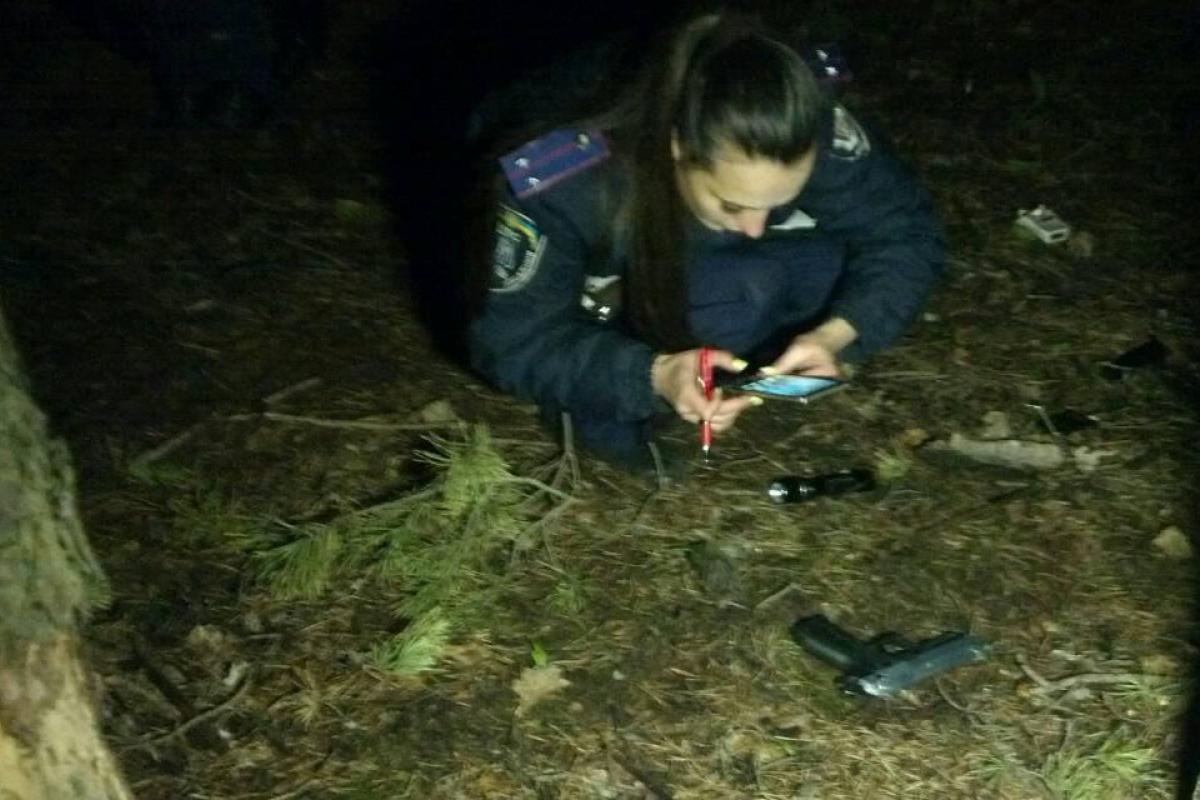 В Киеве обстреляли наряд полиции: один патрульный ранен в голову В Киеве обстреляли наряд полиции: один патрульный ранен в голову