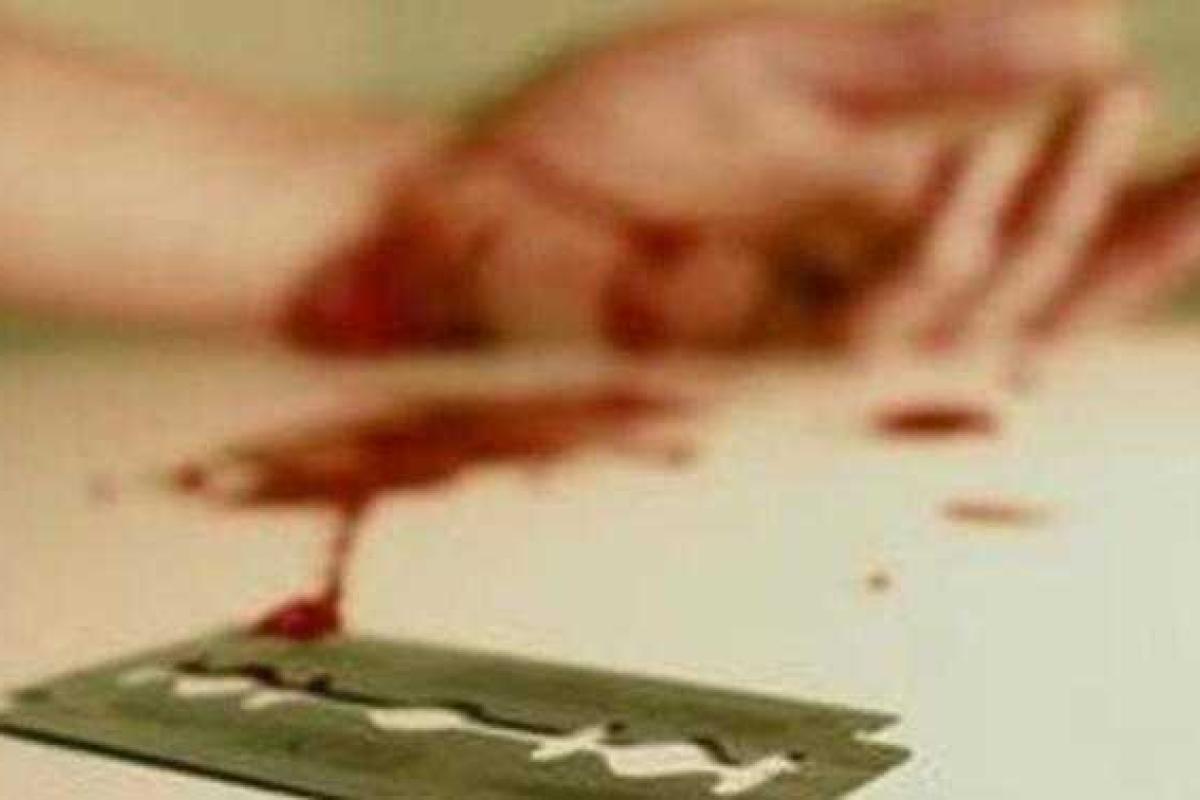 В Луганске найден труп пропавшего сотрудника пенсионного фонда с перерезанными венами В Луганске найден труп пропавшего сотрудника пенсионного фонда с перерезанными венами