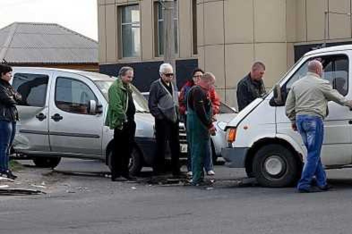 В Мариуполе столкнулись два микроавтобуса В Мариуполе столкнулись два микроавтобуса