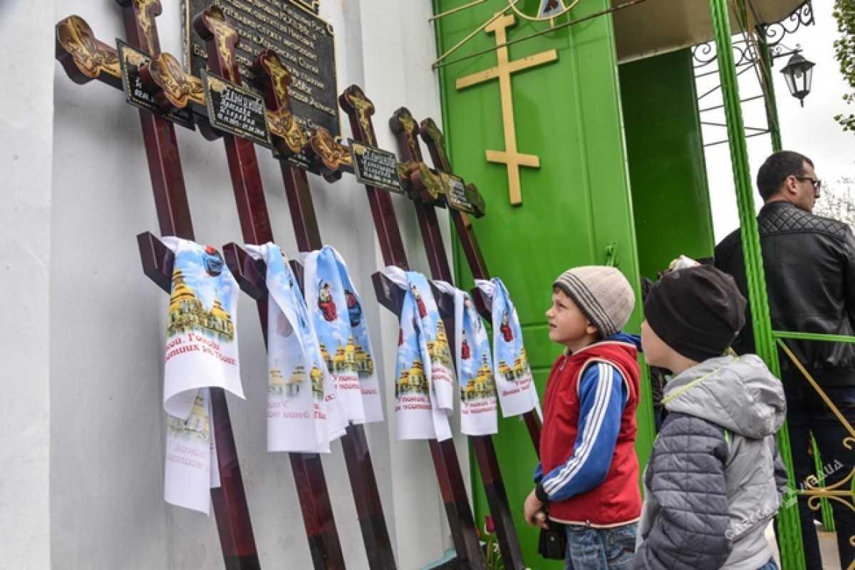 Страшные похороны: В Шабо простились с шестью сестричками, погибшими на пожаре Страшные похороны: В Шабо простились с шестью сестричками, погибшими на пожаре