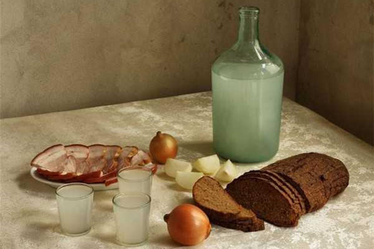 В Киеве двух подростков нашли почти в бессознательном состоянии после употребления самогона